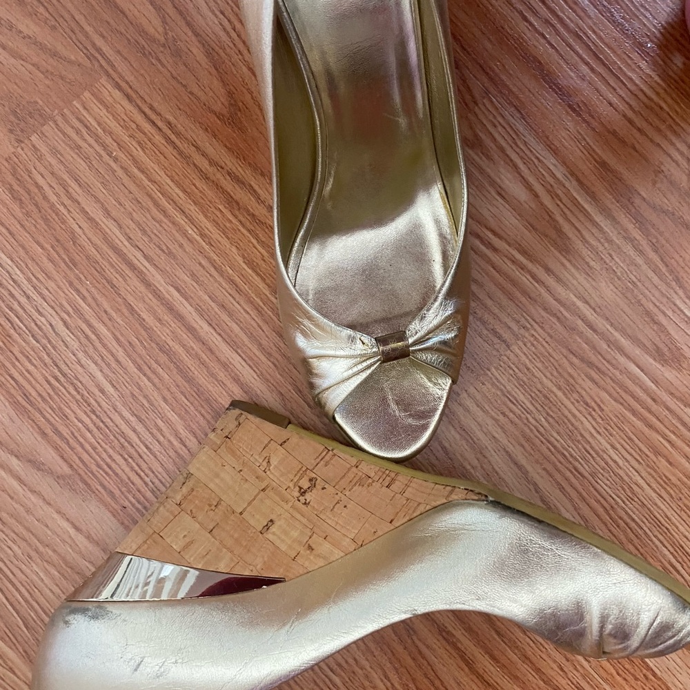 Elegant Gold Peep-Toe Wedge Heelsgu Gucci